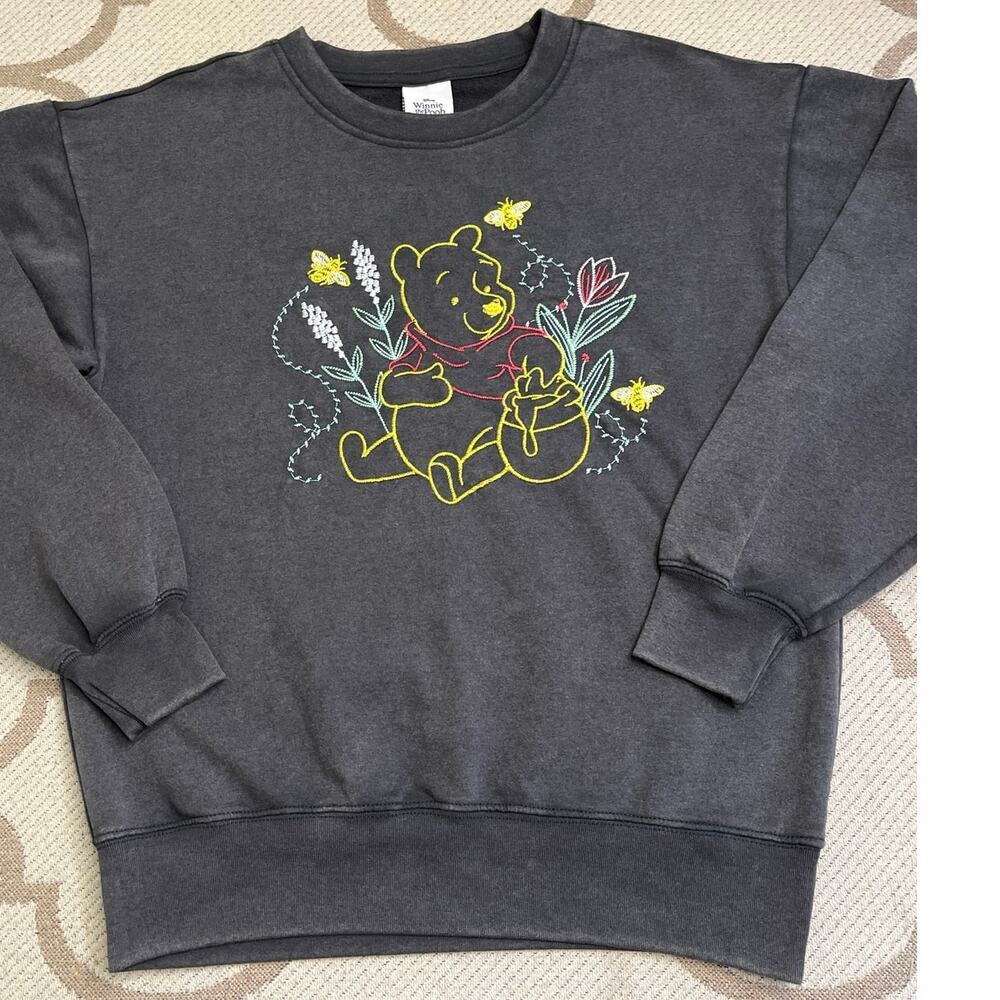 Disney Winnie the Pooh embroidered crewneck sweatshirt charcoal gray,size small
